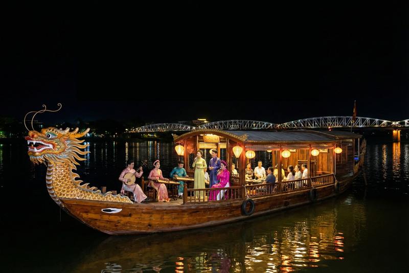 Ca Huế trên sông Hương (1)